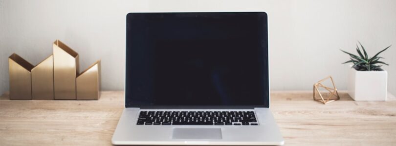 Laptop scherm schoonmaken: zo doe je het goed (en wat je moet vermijden)